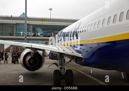 Les passagers d'vol Ryanair à l'aéroport de Dublin 1 Irlande terminal Banque D'Images