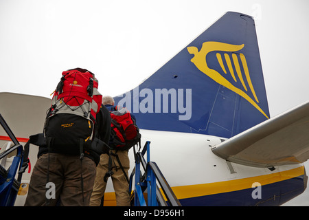 Les passagers à l'embarquement des bagages vol Ryanair à l'aéroport de Dublin 1 Irlande terminal Banque D'Images