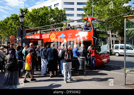 L'embarquement des touristes occupés open top tours de ville barcelone catalogne espagne Banque D'Images