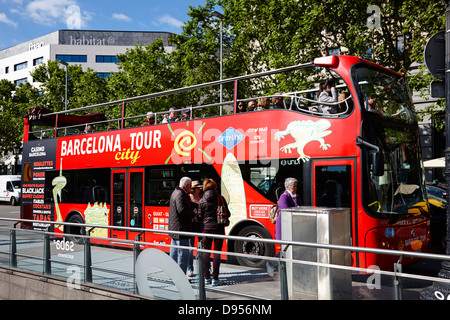 L'embarquement des touristes open top tours de ville barcelone catalogne espagne Banque D'Images