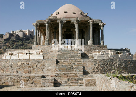 L'un des temples et palais à l'intérieur de la colline Kumbalgarh fort, Rajasthan, Inde Banque D'Images