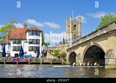 Henley on thames Rers en passant par le pub Angel par le pont Henley au-dessus de la Tamise Henley sur Thames Oxfordshire Angleterre GB Europe Banque D'Images