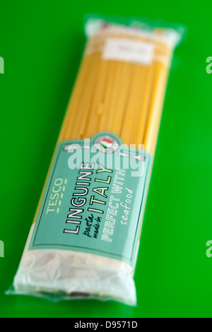 Sachet de pâtes italiennes Linguine de Tesco Banque D'Images