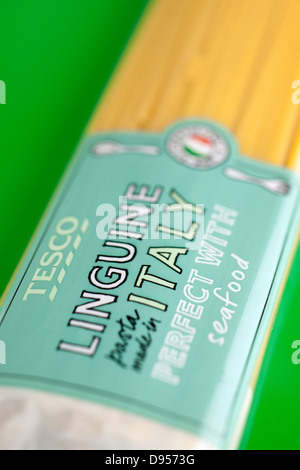 Sachet de pâtes italiennes Linguine de Tesco Banque D'Images