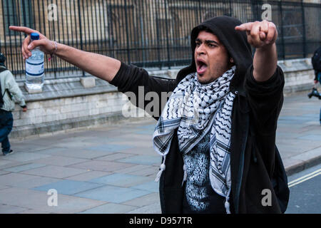 Londres, Royaume-Uni. 11 Juin, 2013. Un anarchiste mène chants lors de l'arrêt de la journée d'action du G8 à Londres. Crédit : Paul Davey/Alamy Live News Banque D'Images