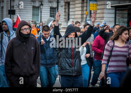 Londres, Royaume-Uni. 11 Juin, 2013. En mars anarchistes Whitehall à Londres comme leur arrêt G8 jour d'actions touche à sa fin. crédit : Paul Davey/Alamy Live News Banque D'Images