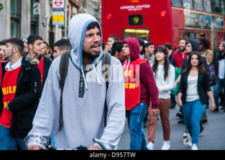 Londres, Royaume-Uni. 11 Juin, 2013. Un manifestant anti-capitaliste à l'abus de cris sur la police lors de la London Street Cockspur manifestations contre le sommet du G8. Crédit : Paul Davey/Alamy Live News Banque D'Images