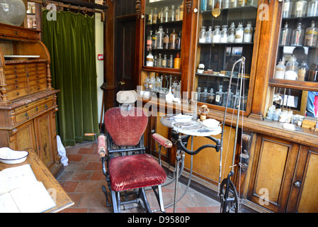 Président du dentiste en pharmacie Victorienne, Blists Hill Victorian Town, Madeley, Telford, Shropshire, England, United Kingdom Banque D'Images