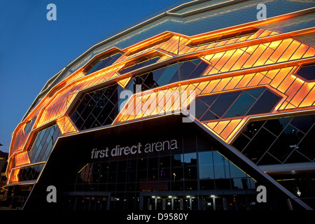 Pré - Soirée d'ouverture de l'extérieur à temps partiel Première Direct Arena, Leeds. Shots montrent les couleurs du lieu la nuit. Banque D'Images