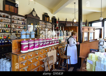 Intérieur de la pharmacie Victorienne, Blists Hill Victorian Town, Madeley, Telford, Shropshire, England, United Kingdom Banque D'Images