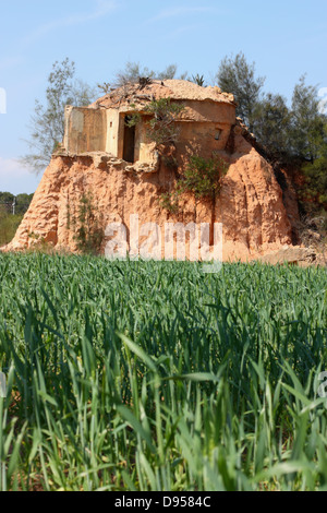 Un ancien bunker militaire sur les terres agricoles. Jinning, Kinmen County, Taiwan Banque D'Images