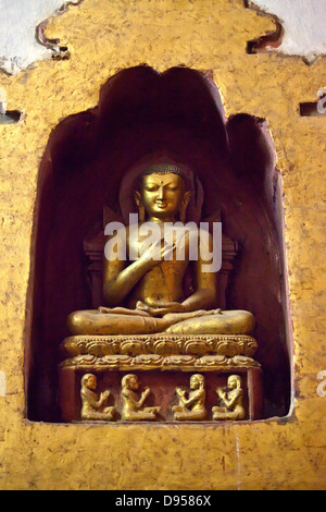 Un bouddha dans l'enseignement constituent à Ananda Paya ou temple qui a été construit par le Roi Kyanzittha autour de 1100 - BAGAN, MYANMAR Banque D'Images