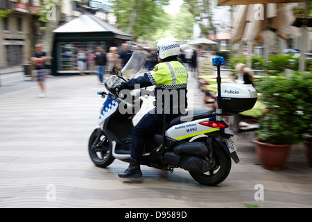 Guardia urbana policier le scooter à patrouiller la rambla centre ville de barcelone catalogne espagne flou délibéré Banque D'Images