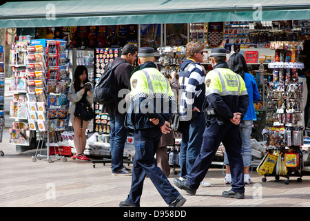 Deux guardia urbana policiers patrouillant la rambla centre ville de barcelone catalogne espagne Banque D'Images