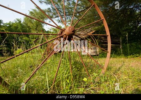 Ferme abandonnée et hay rake in Paint Creek State Park, Ohio. Banque D'Images