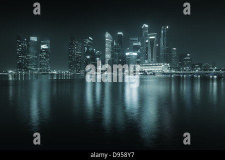 Singapour de nuit noir et blanc avec des gratte-ciel et des réflexions. Banque D'Images