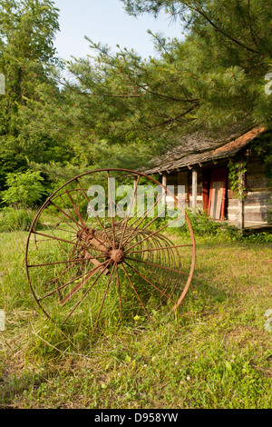 Ferme abandonnée et hay rake in Paint Creek State Park, Ohio. Banque D'Images