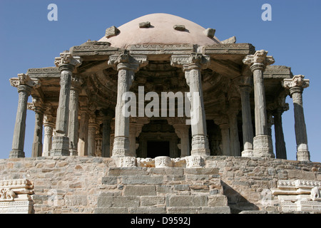 L'un des temples à l'intérieur du fort de Kumbalgarh, Rajasthan, Inde Banque D'Images