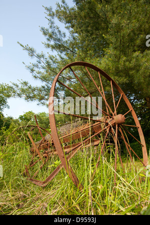 Ferme abandonnée et hay rake in Paint Creek State Park, Ohio. Banque D'Images