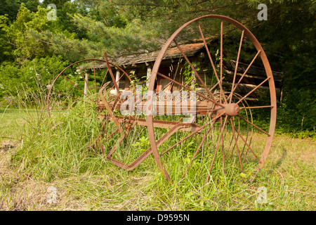 Ferme abandonnée et hay rake in Paint Creek State Park, Ohio. Banque D'Images