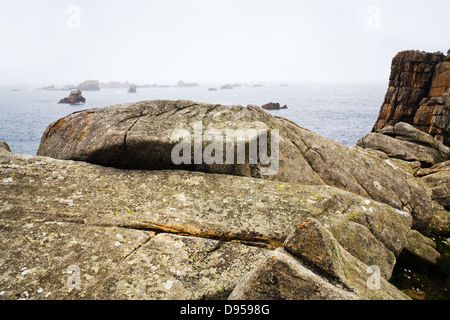 Rochers sur la côte atlantique en Bretagne, France Banque D'Images