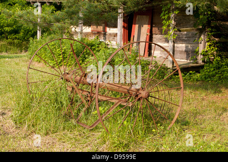 Ferme abandonnée et hay rake in Paint Creek State Park, Ohio. Banque D'Images