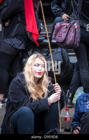 Londres, Royaume-Uni. 11 Juin, 2013. Un manifestant repose sur les étapes entourant l'éros dans Piccadilly Circus en tant qu'anarchistes démontrer en vue du sommet du G8. Crédit : Paul Davey/Alamy Live News Banque D'Images