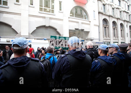 Londres, Royaume-Uni. Le mardi 11 juin 2013 la garde de la police comme un groupe de manifestants anti G8 se réunissent à l'extérieur de Charing Cross station de police où il semble que certains des manifestants arrêtés ont été détenus. Credit : Nelson Pereira/Alamy Live News Banque D'Images
