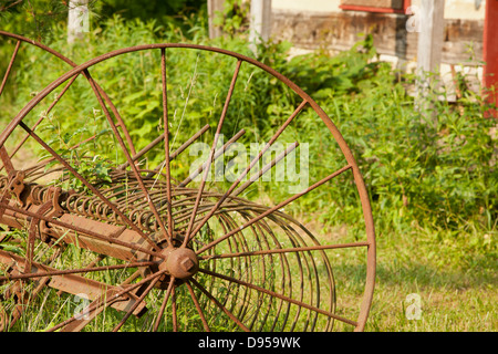 Ferme abandonnée et hay rake in Paint Creek State Park, Ohio. Banque D'Images