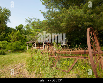 Ferme abandonnée et hay rake in Paint Creek State Park, Ohio. Banque D'Images