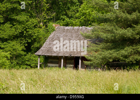 Ferme abandonnée et hay rake in Paint Creek State Park, Ohio. Banque D'Images