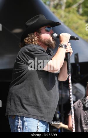 Jun 8, 2013 : country music rapper Colt Ford divertit la foule de l'après-midi. Tonnerre sur la montagne à la montagne de mûrier dans Ozark, AR. Richey Miller/CSM Banque D'Images