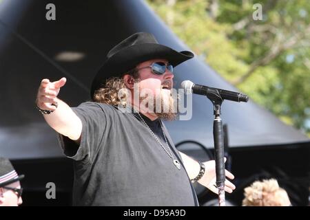 Jun 8, 2013 : country music rapper Colt Ford divertit la foule de l'après-midi. Tonnerre sur la montagne à la montagne de mûrier dans Ozark, AR. Richey Miller/CSM Banque D'Images