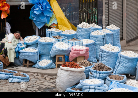 Différents types de pommes de terre sur l'écran, Rodriguez, marché de La Paz, Bolivie Banque D'Images