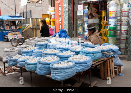 Différents types de pommes de terre sur l'écran, Rodriguez, marché de La Paz, Bolivie Banque D'Images
