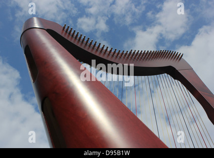 Harpe celtique et fond de ciel nuageux Banque D'Images