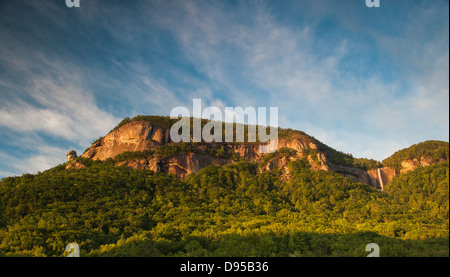 Image couleur panoramique de Chimney Rock State Park en Caroline du Nord, USA. Cela montre à la fois l'écrou et l'Hickory Chimney Rock Falls. Banque D'Images