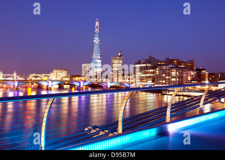 Le Shard au crépuscule du Millennium Bridge London UK Banque D'Images