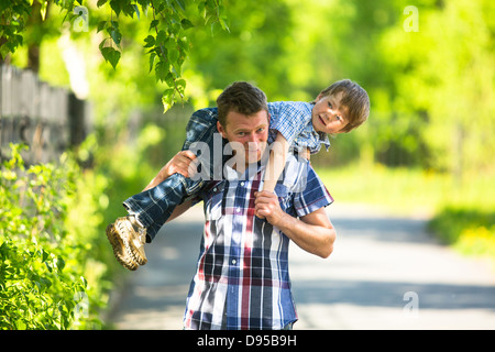 Père et fils jouant dans le parc Banque D'Images