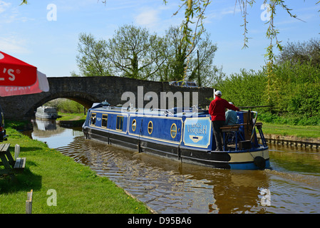 Canal boat sur la rivière Cherwell, c Cottisford, Oxfordshire, Angleterre, Royaume-Uni Banque D'Images