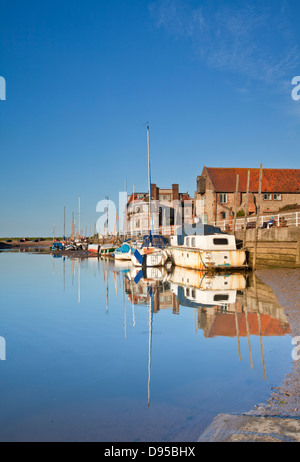 Blakeney Quay sur une soirée d'été sur la côte nord du comté de Norfolk Banque D'Images