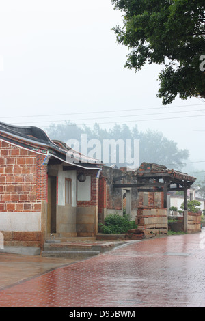 Maison restaurée de style saddleback et ruines d'une maison de style en bâtière. Kinmen Parc National, Shuitou, village du comté de Kinmen, Taiwan Banque D'Images