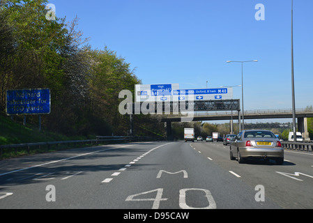 Panneau de sortie pour la sortie 1 sur l'autoroute M40, Buckinghamshire, Angleterre, Royaume-Uni Banque D'Images