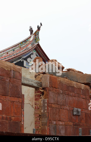 Une vieille maison de style en bâtière en cours de restauration et une maison avec une architecture de style queue fourchue. Kinmen Parc National, Shuitou, village du comté de Kinmen, Taiwan Banque D'Images