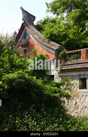 Ruines d'une maison de style queue fourchue. Kinmen Parc National. Comté de Kinmen, Taiwan Banque D'Images