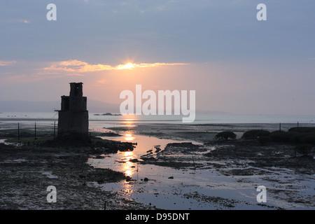 Un ancien bunker militaire au large à marée basse. Jincheng, Kinmen county, Taiwan Banque D'Images