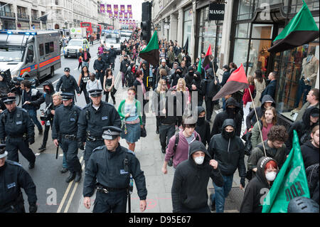 Londres, Royaume-Uni, 11 juin 2013. Pour coïncider avec le sommet du G8 en Irlande du Nord, des centaines d'anti-capitalistes jouer au chat et à la souris avec la Police métropolitaine de Londres. Credit : Lee Thomas/Alamy Live News Banque D'Images