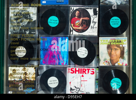 Les disques vinyles dans magasin de charité à Durham, England, UK Banque D'Images