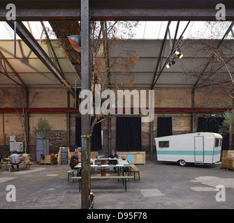 Camp et Fournaise, Liverpool, Royaume-Uni. Architecte : FWMA + & Smiling Wolf, 2012. Mise en place d'entrepôt pour l'événement. Banque D'Images