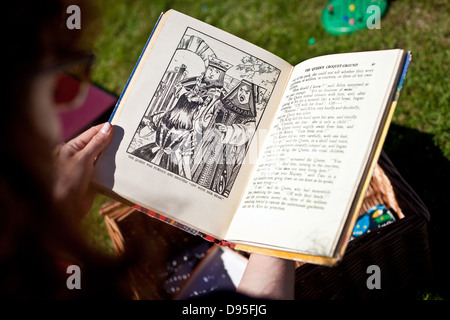 L'ancienne édition d'Alice au Pays des merveilles de Lewis Carroll Banque D'Images